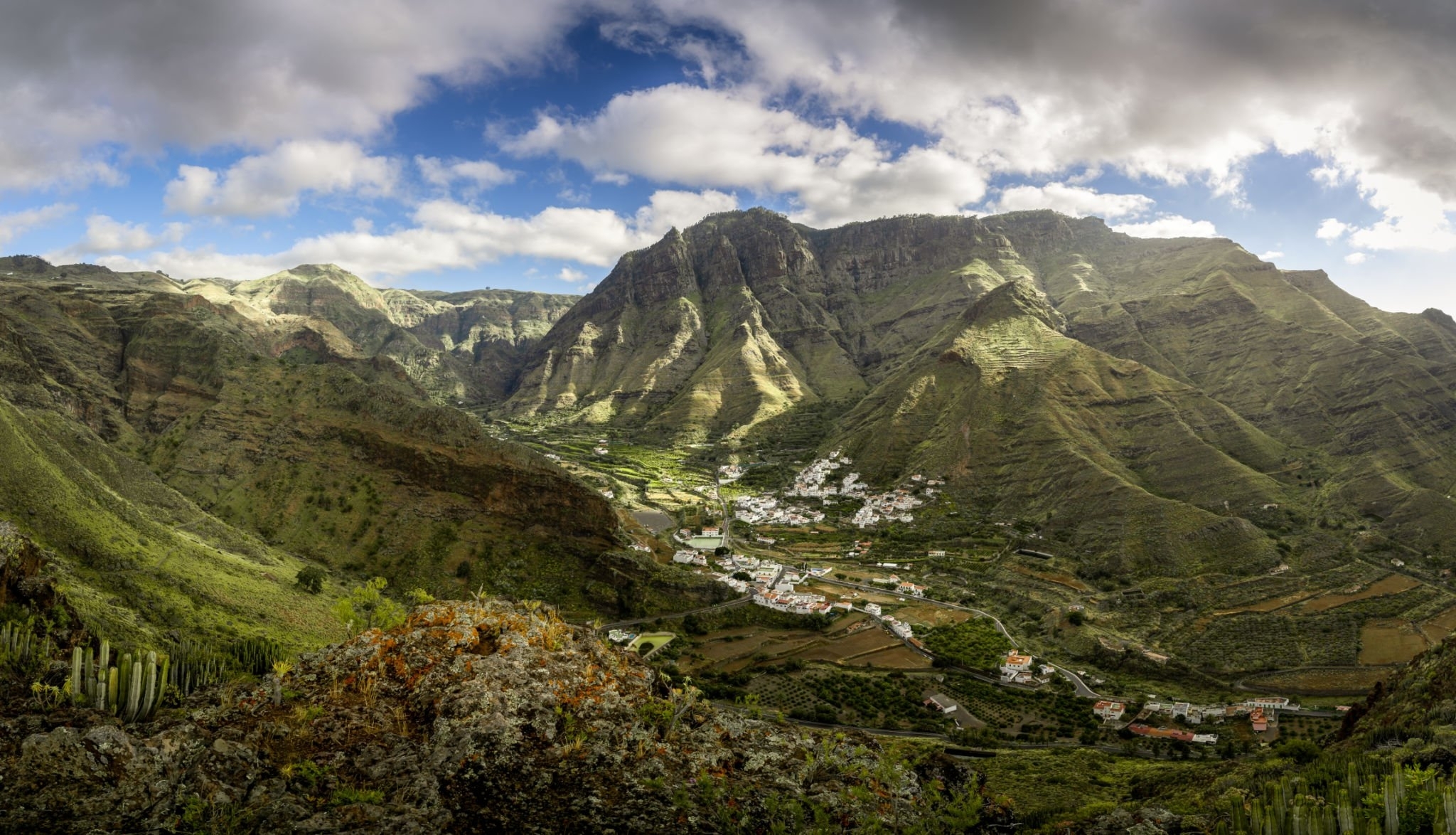 Montañas verdes y un valle con casas en el noroeste de Gran Canaria