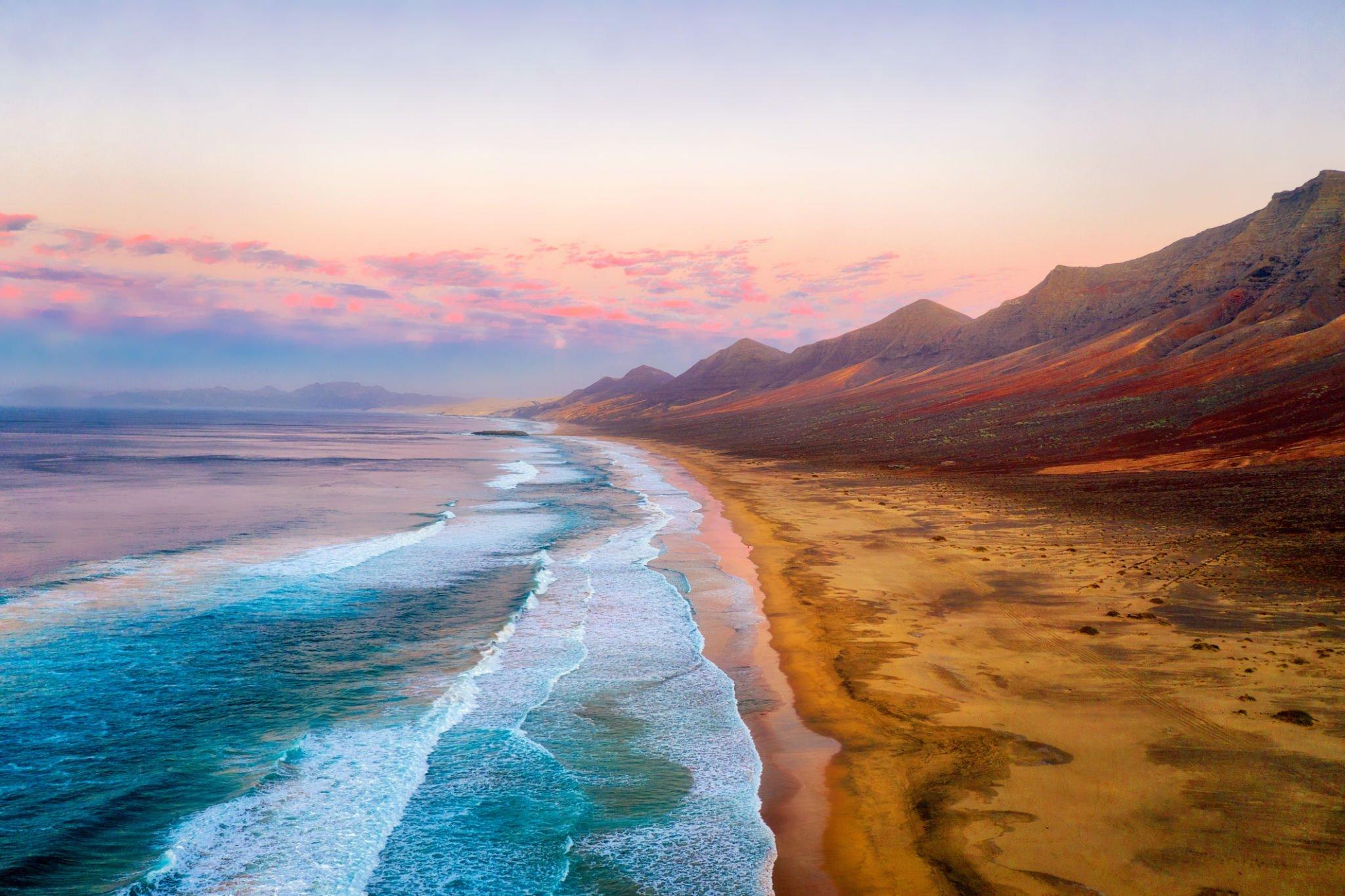 Playa de Cofete al atardecer con las montañas de Jandía