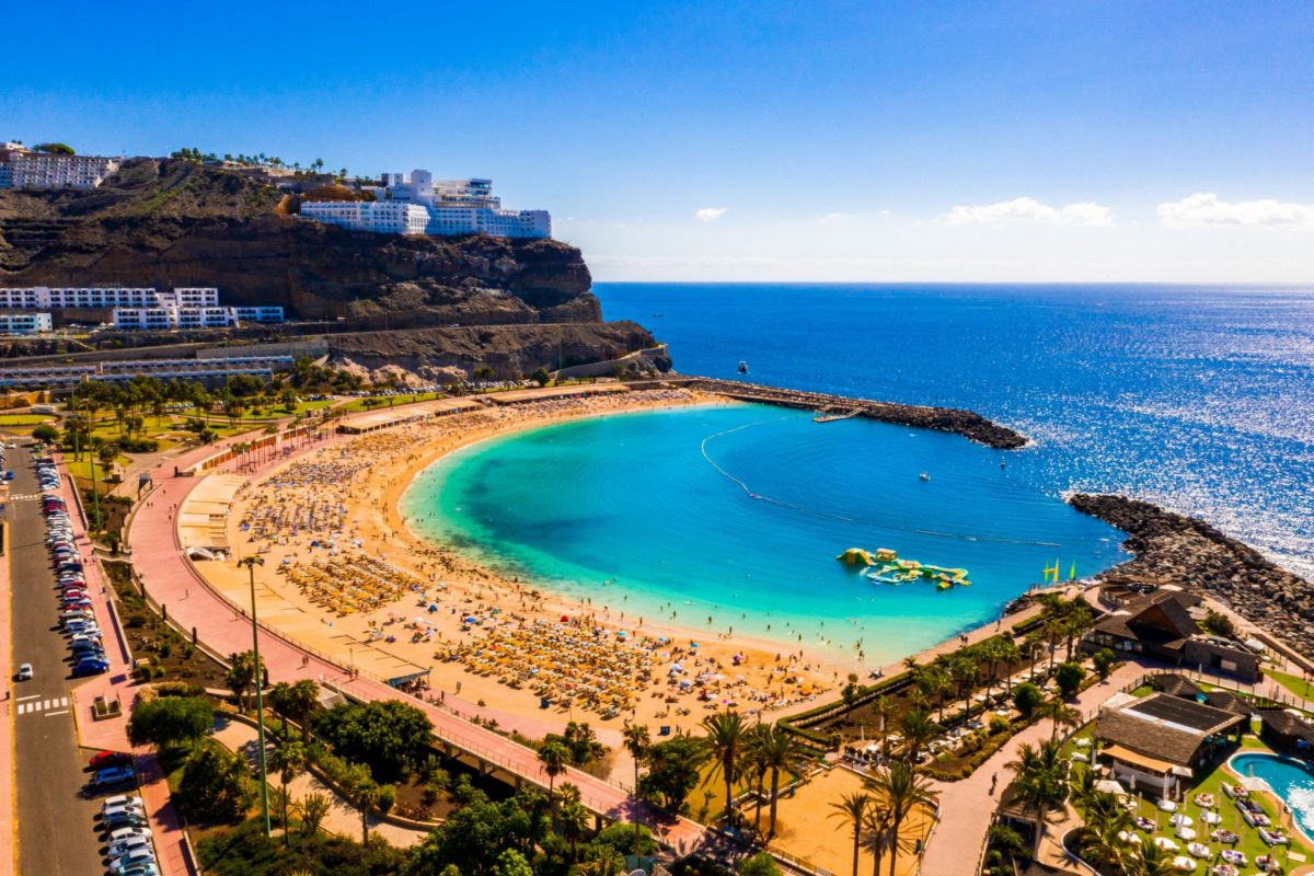 Playa de Amadores en forma de concha, con arena clara y agua turquesa