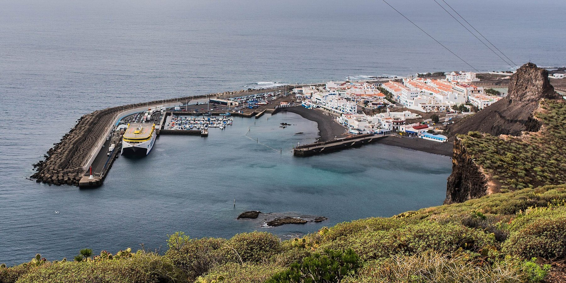 Puerto de las Nieves visto desde el acantilado, con el ferry en el muelle
