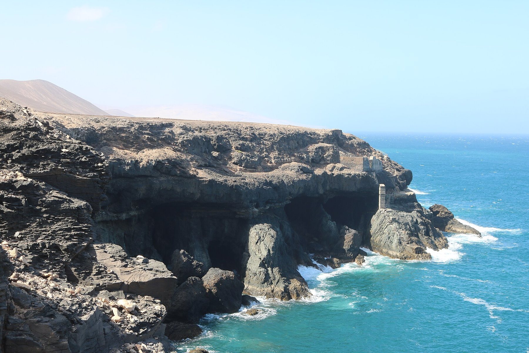 Cuevas de Ajuy excavadas en el acantilado sobre el Atlántico