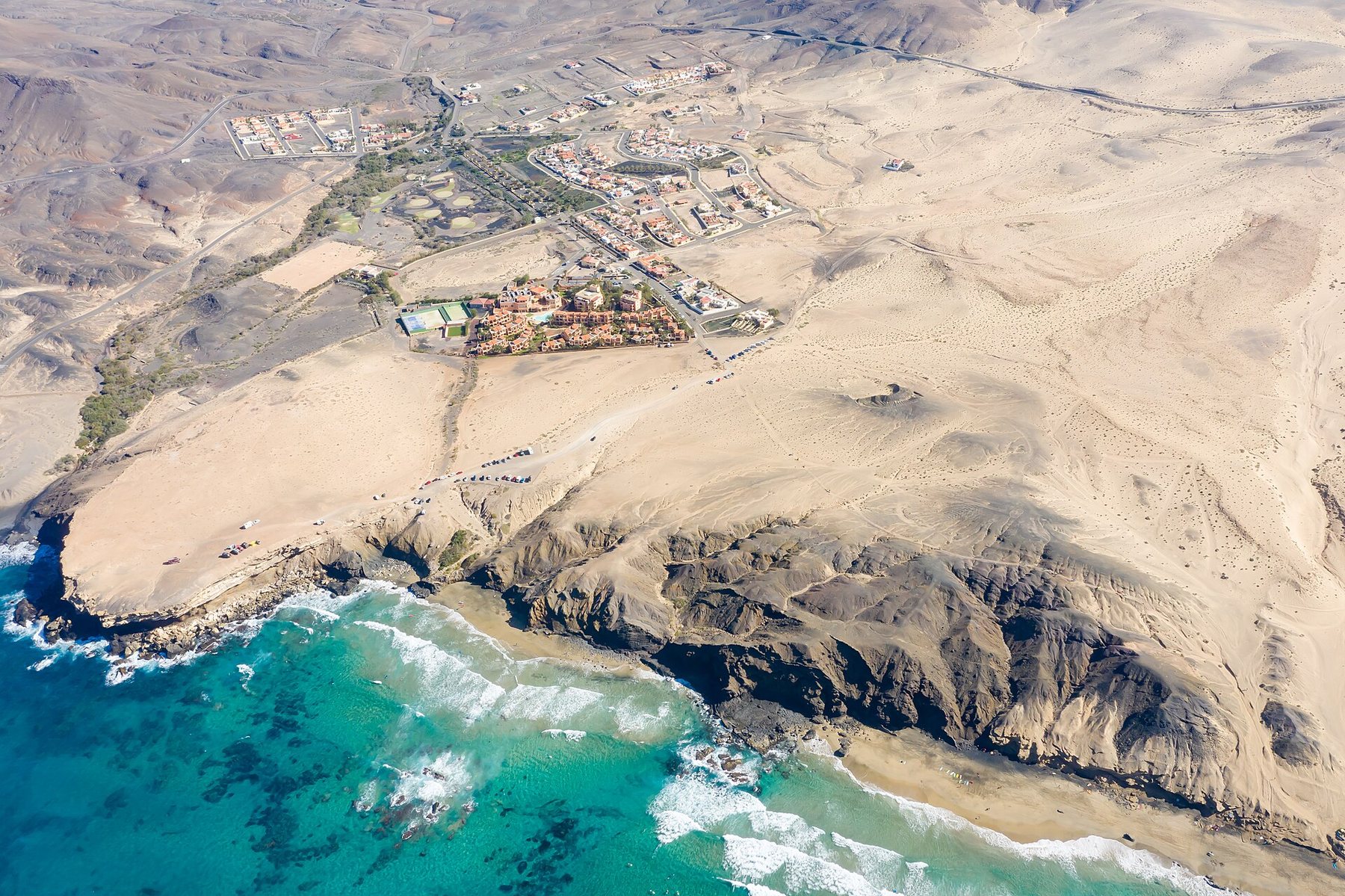 Vista aérea de La Pared: pueblo, acantilado y playa de surf