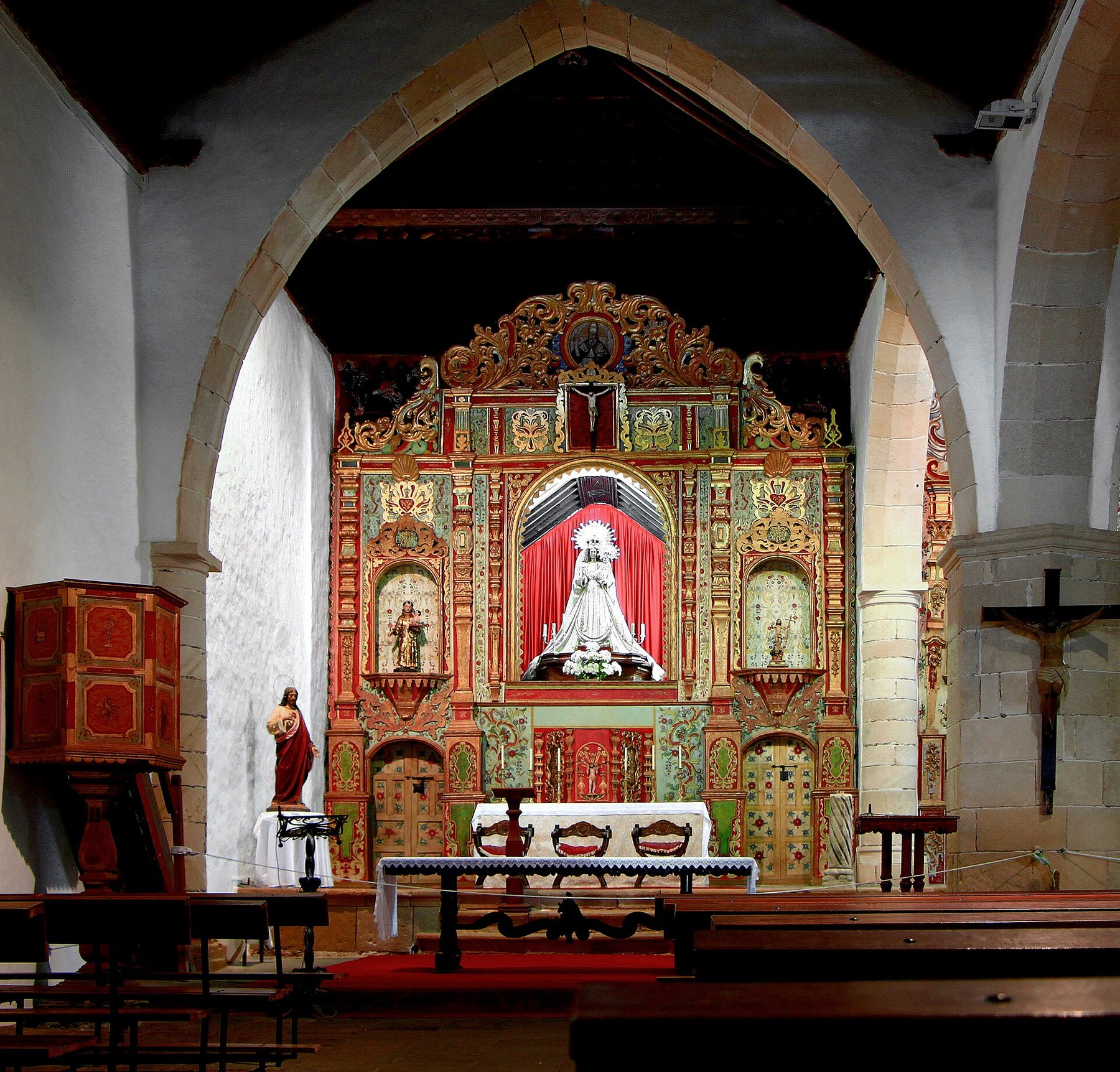 Interior de la iglesia de Nuestra Señora de Regla en Pájara, con el retablo y la virgen