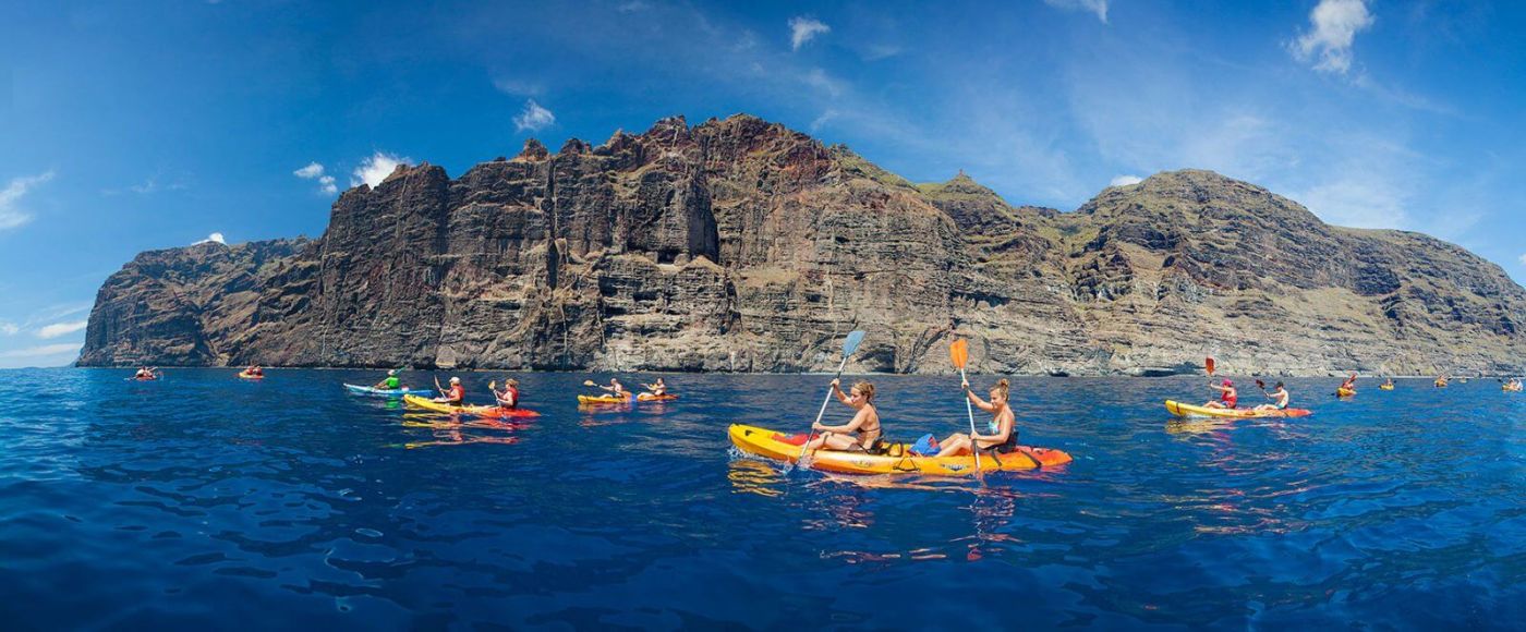 Kayaks con Los Acantilados de Los Gigantes de fondo